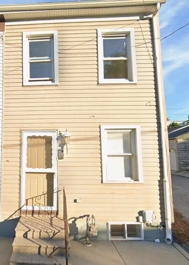 Semi-detached 3 bedroom 1 Bath House