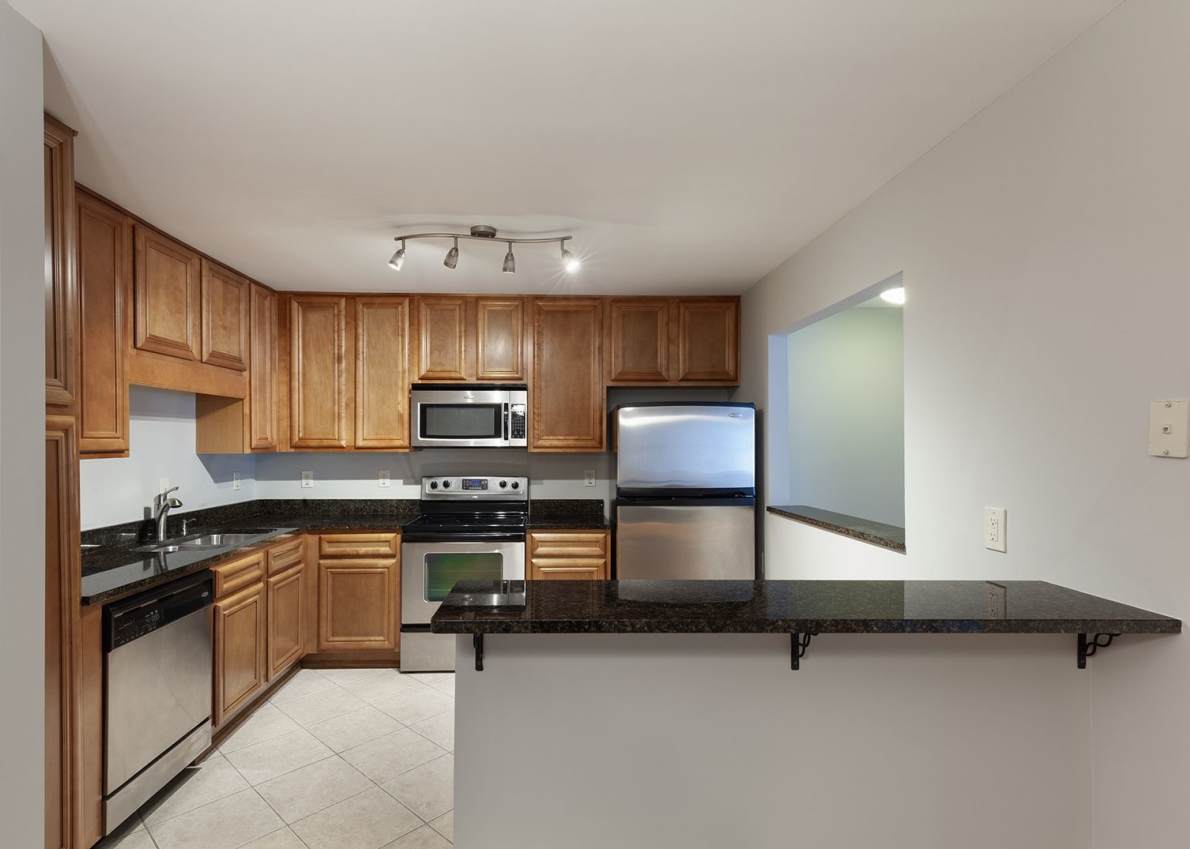 Very Spacious 2bd/2ba Condo in Brookhaven w/ Pool and Large Green Space!