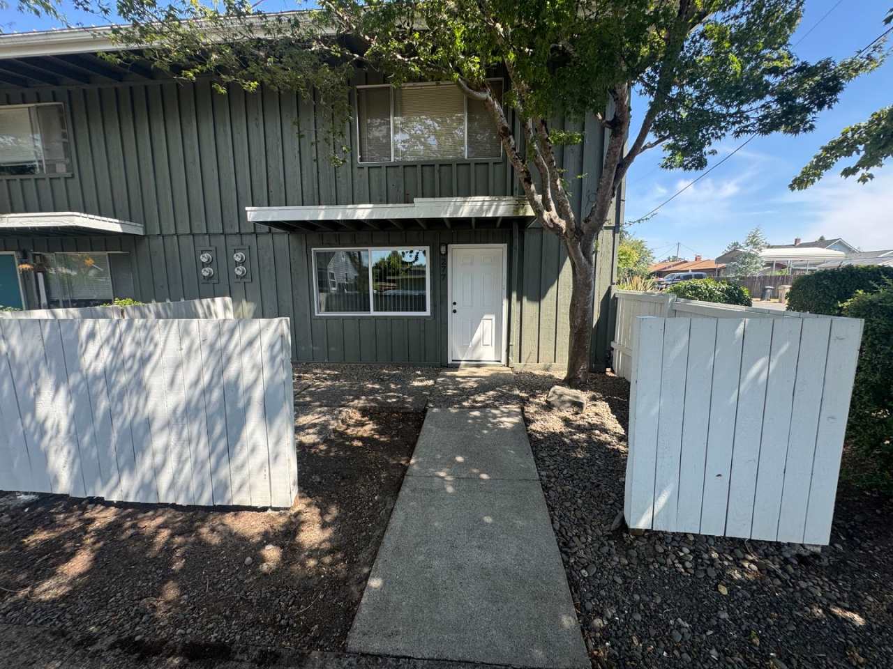 (248 - 277) 1 Bdrm Downstairs W/ Private Yard Area