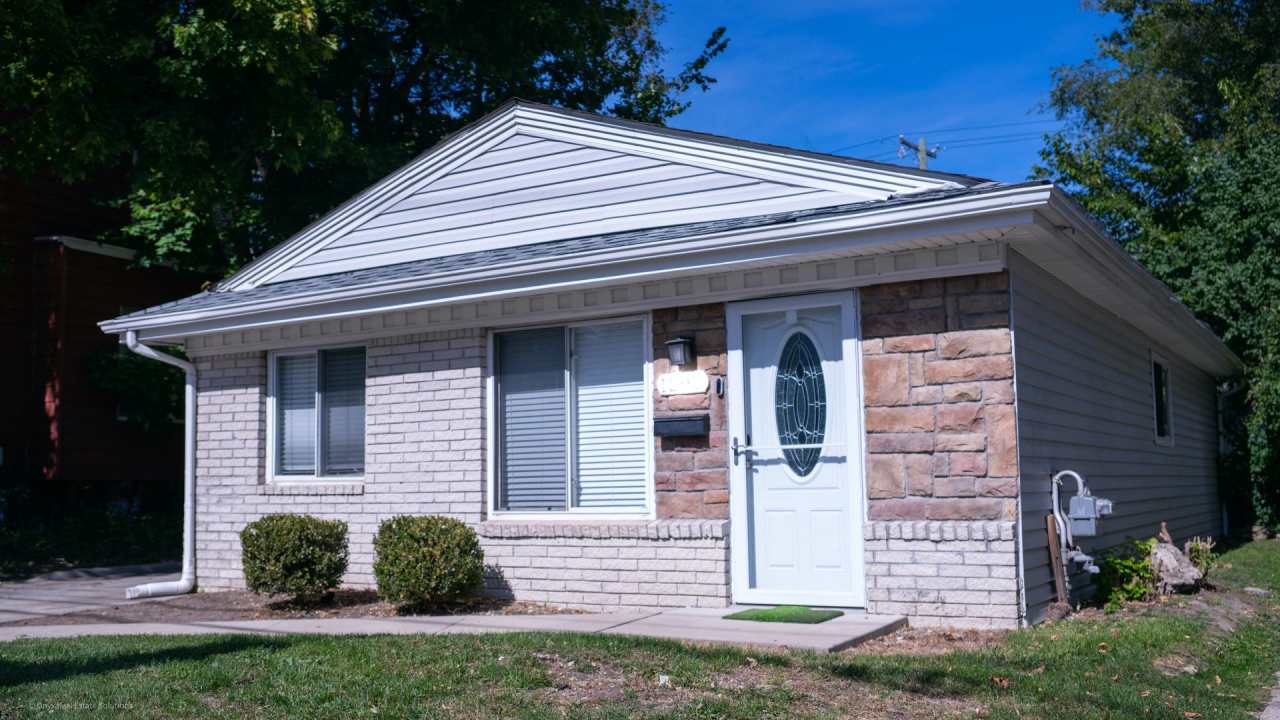 Fully Furnished Ranch Home in Birmingham, MI w/ All Utilities Included