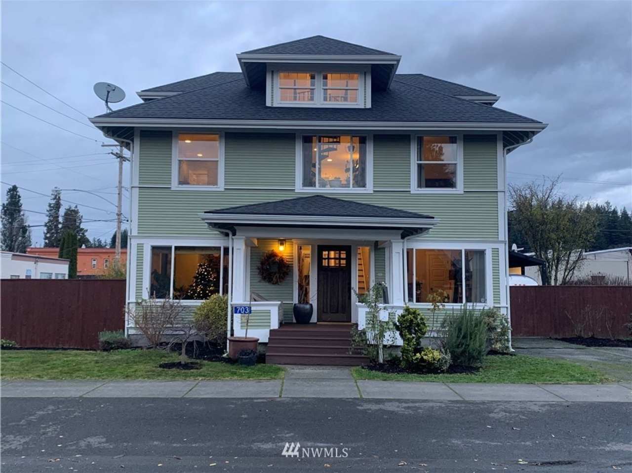 Spacious 5 Bedroom Home in Burlington - Available for Rent