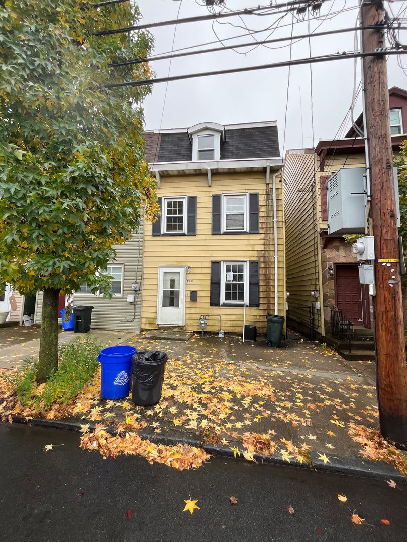 Beautifully Maintained End-Unit Townhome for Rent in Easton