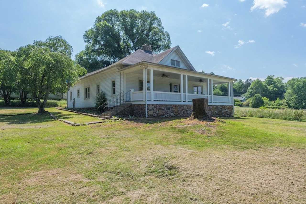 Weaverville Farmhouse Rental!