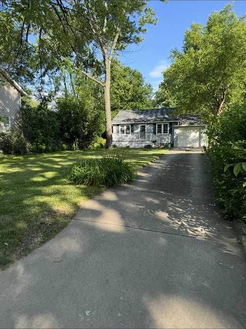 PRICE REDUCED!!!Charming 2-bedroom, 1-bathroom home located in the vibrant community of Royal Oak, MI.