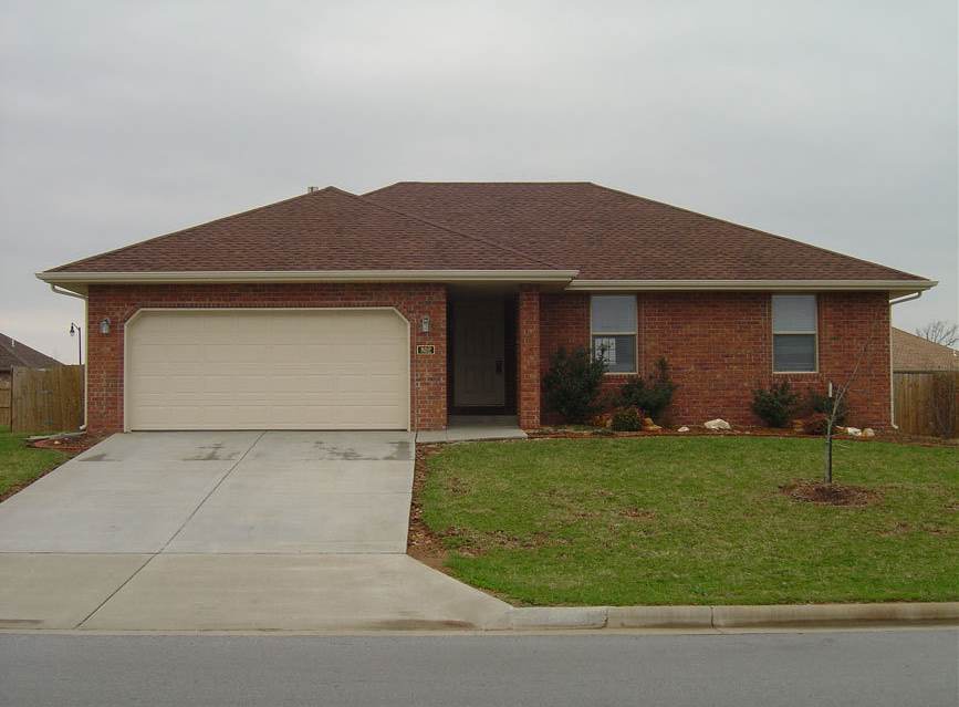 OZARK - 802 WATERFORD BLVD. - ONE SMALL PET NEGOTIABLE - CALL OFFICE FOR SHOWING APPOINTMENT