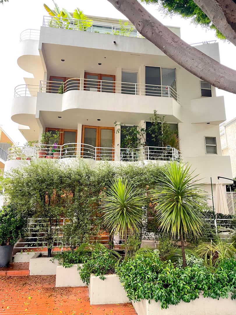 Walking distance to Santa Monica Beach