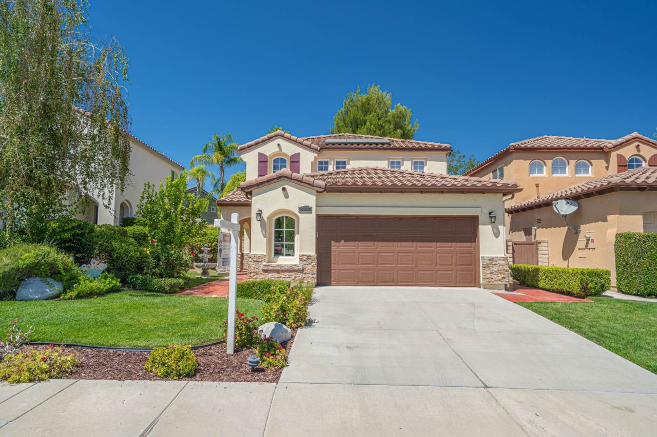 4 Bedroom Home for Rent in Valencia Northpark with Solar Panels!