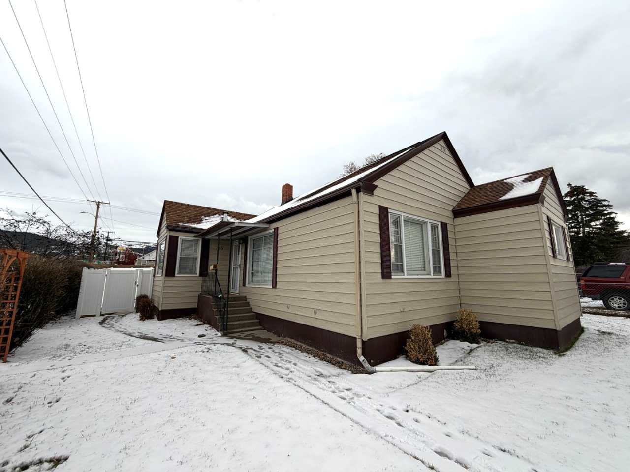 Charming 3 Bed 1 Bath Single Family Home W/ Fully Fenced Yard and Garage!