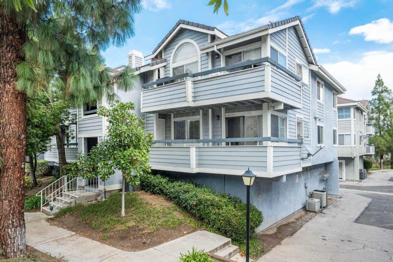 ADORABLE 3+2 CORNER UNIT  2-CAR GARAGE!