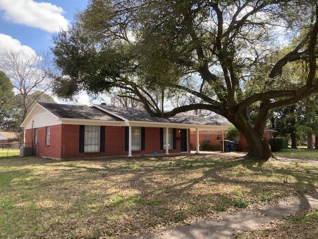 2210 W Algonquin Trail