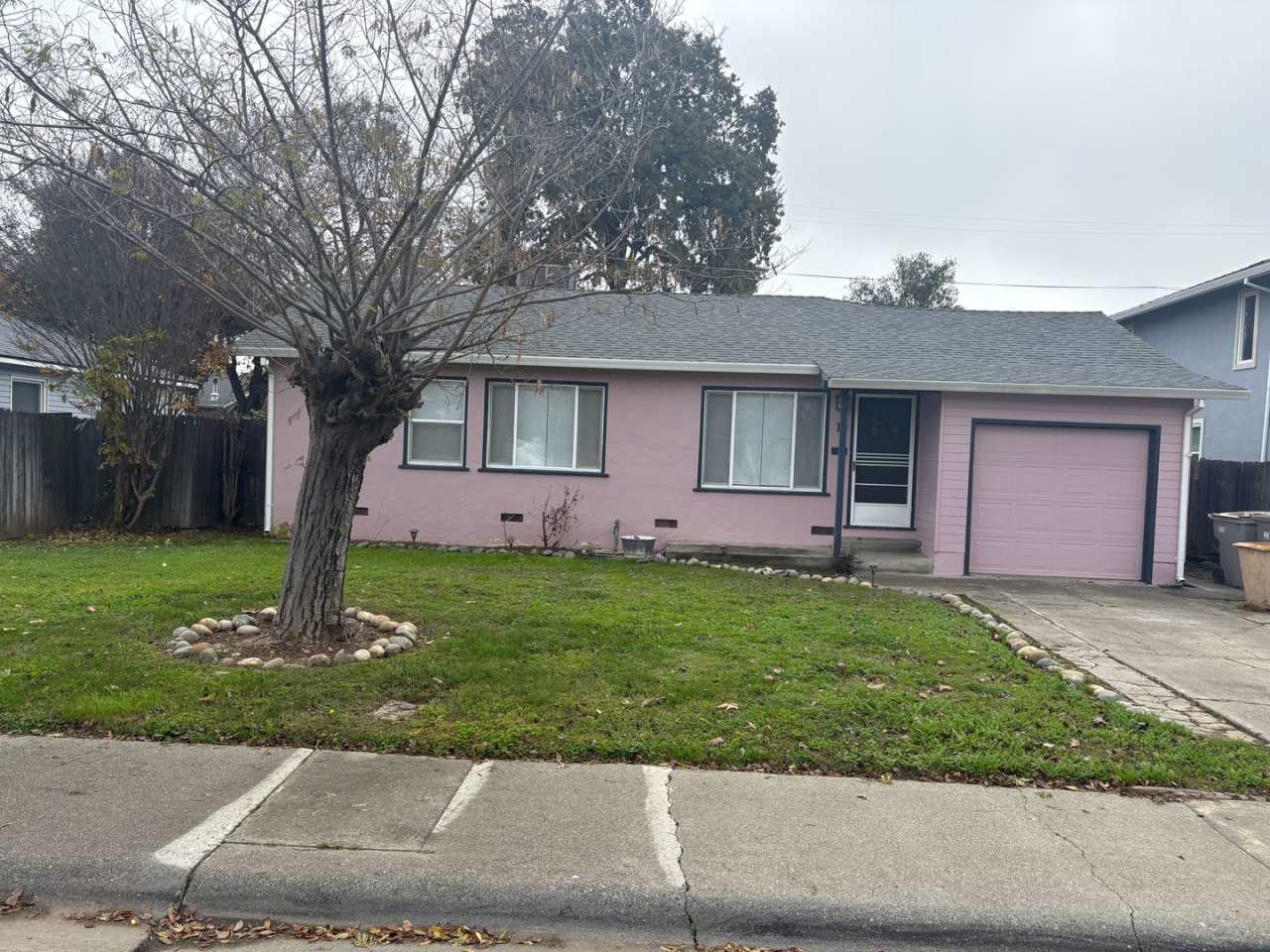 Charming 3 bedroom 2bath home available now!