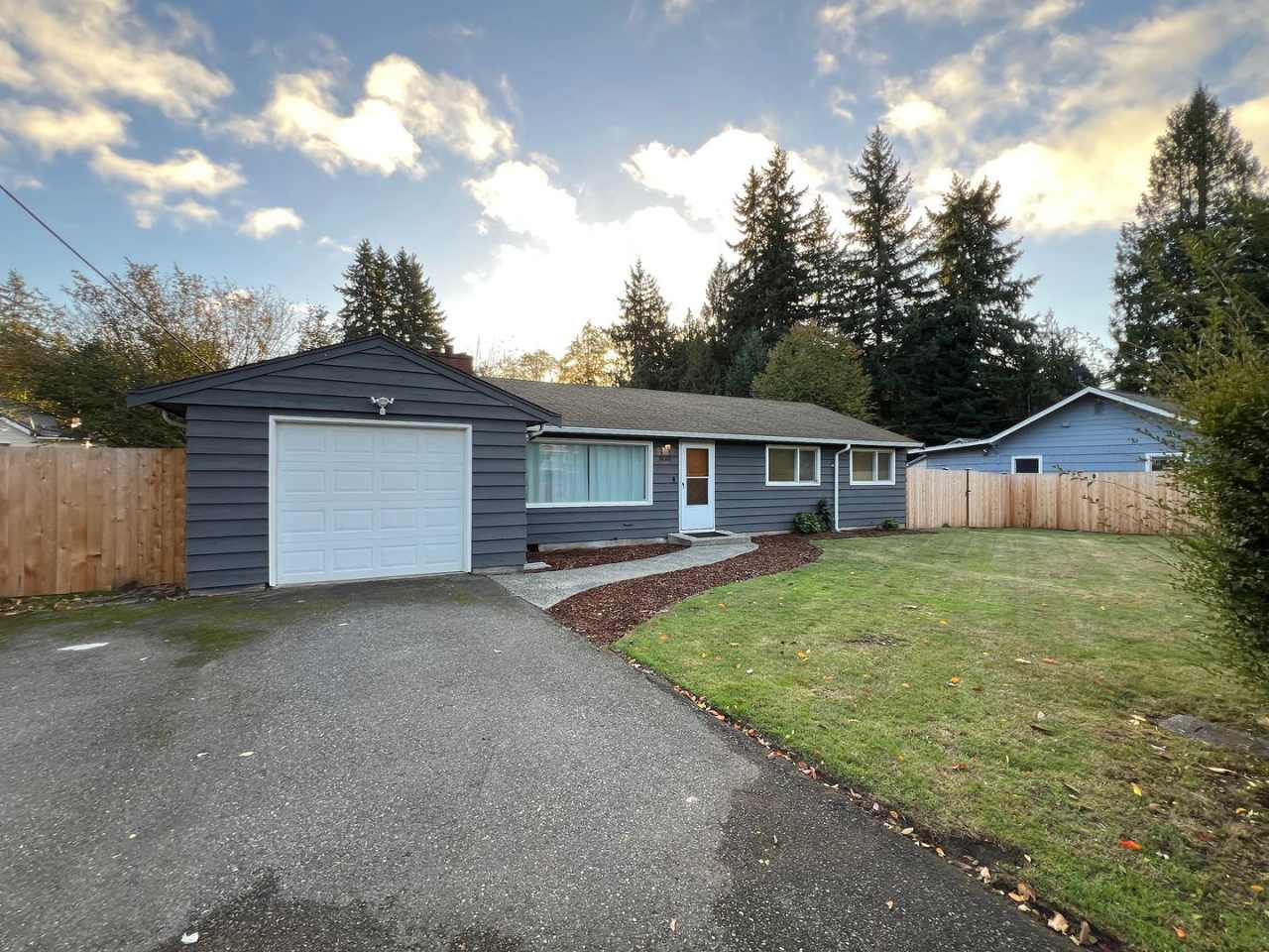 North Burien Rambler home - 3 bedrooms and 1.5 bathrooms, 1 car garage - Available NOW!