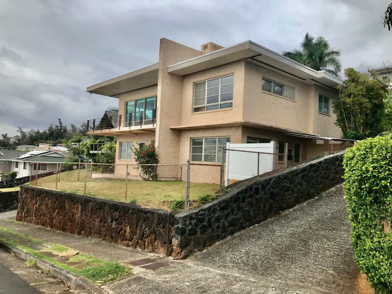 Large single family home with Ocean and city Views! Three covered parking stalls-Clean and bright home with 3 lanais