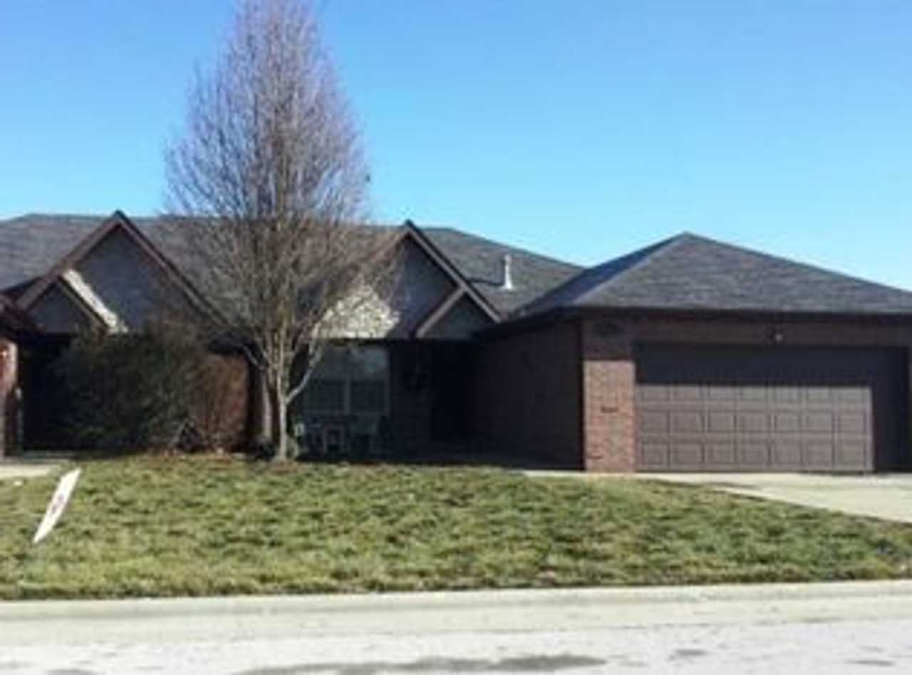 3 bed 2 bath 2 car garage duplex in the heart of Ozark MO