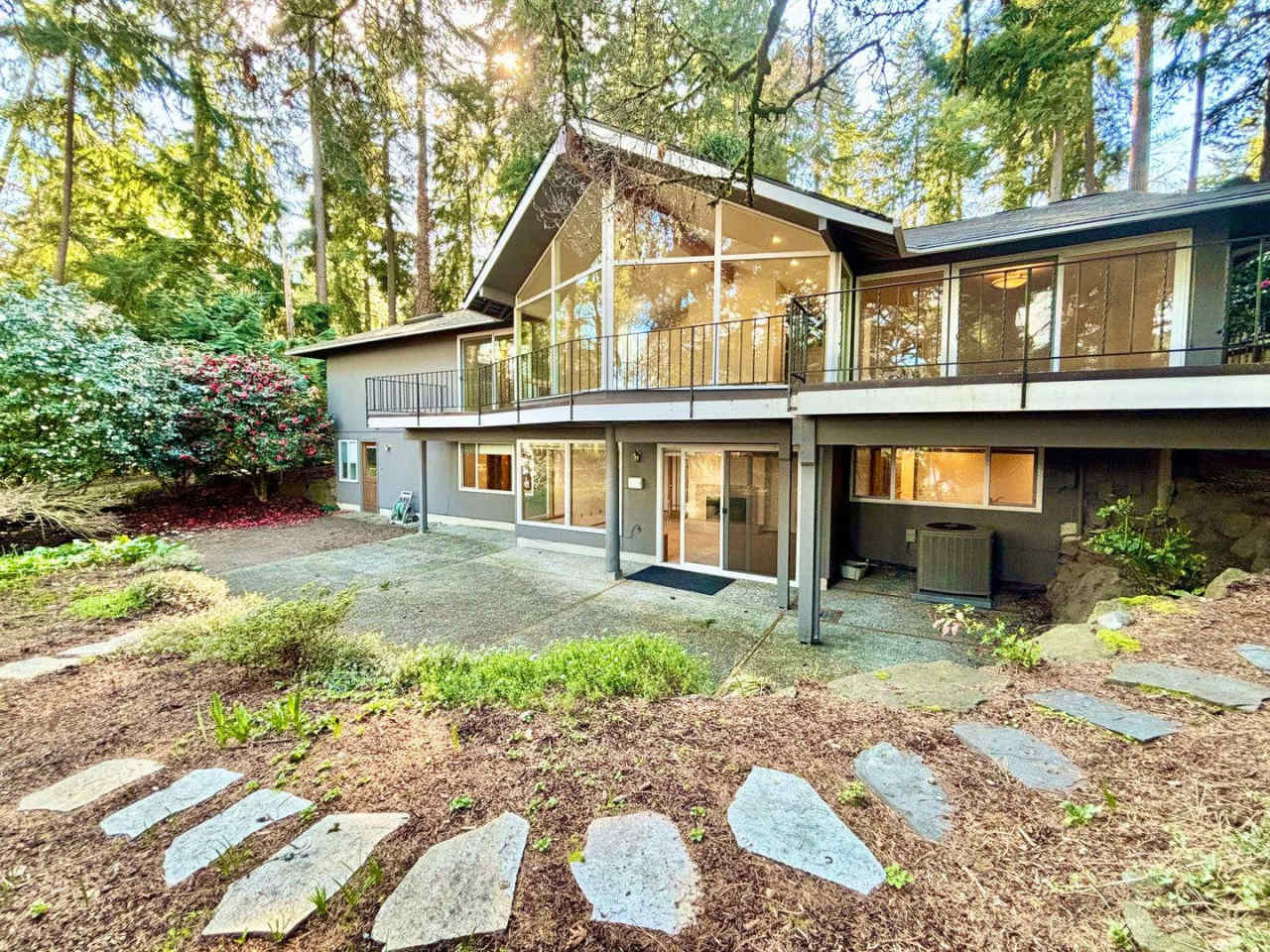 Stunning Mercer Island Home with Lake Washington Views – 4BD/3.75BA