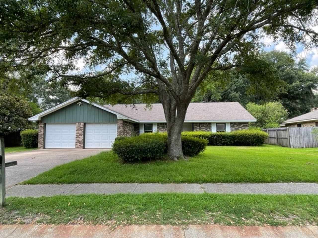 MOVE-IN SPECIAL! 3-Bedroom Home in Fort Bayou Estates