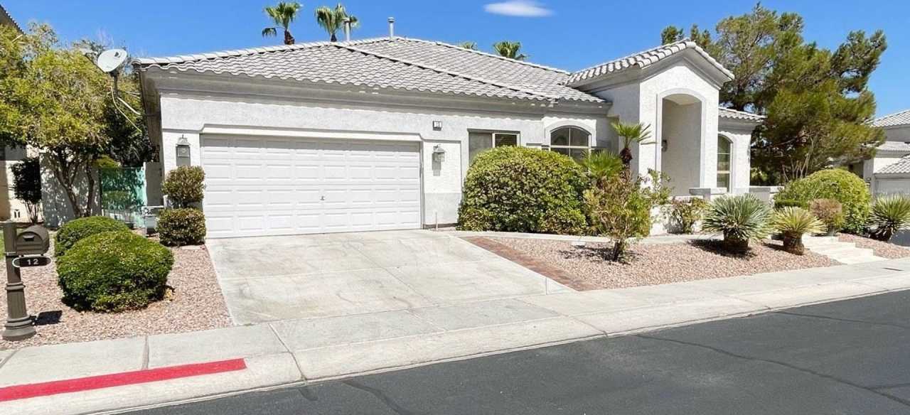 1 STORY RHODES RANCH HOME AVAILABLE 3 BR, 2.5 BA WITH A PRIVATE POOL AND GRANITE COUNTERTOPS.