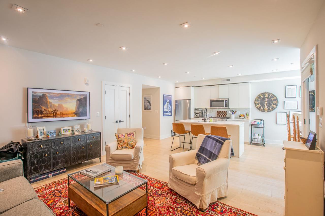 Stunning 2 BR/2 BA Condo in Lanier Heights!