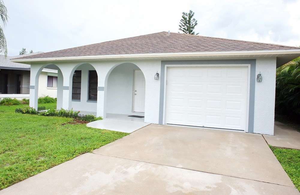 3 Bedroom Single Family Home w/ Garage - Annual Rental in Naples Park!