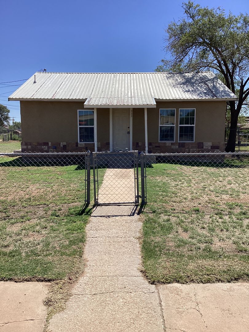 Charming 2 Bed 1 Bath Home Located in Portales! Small Dogs Upon Approval!