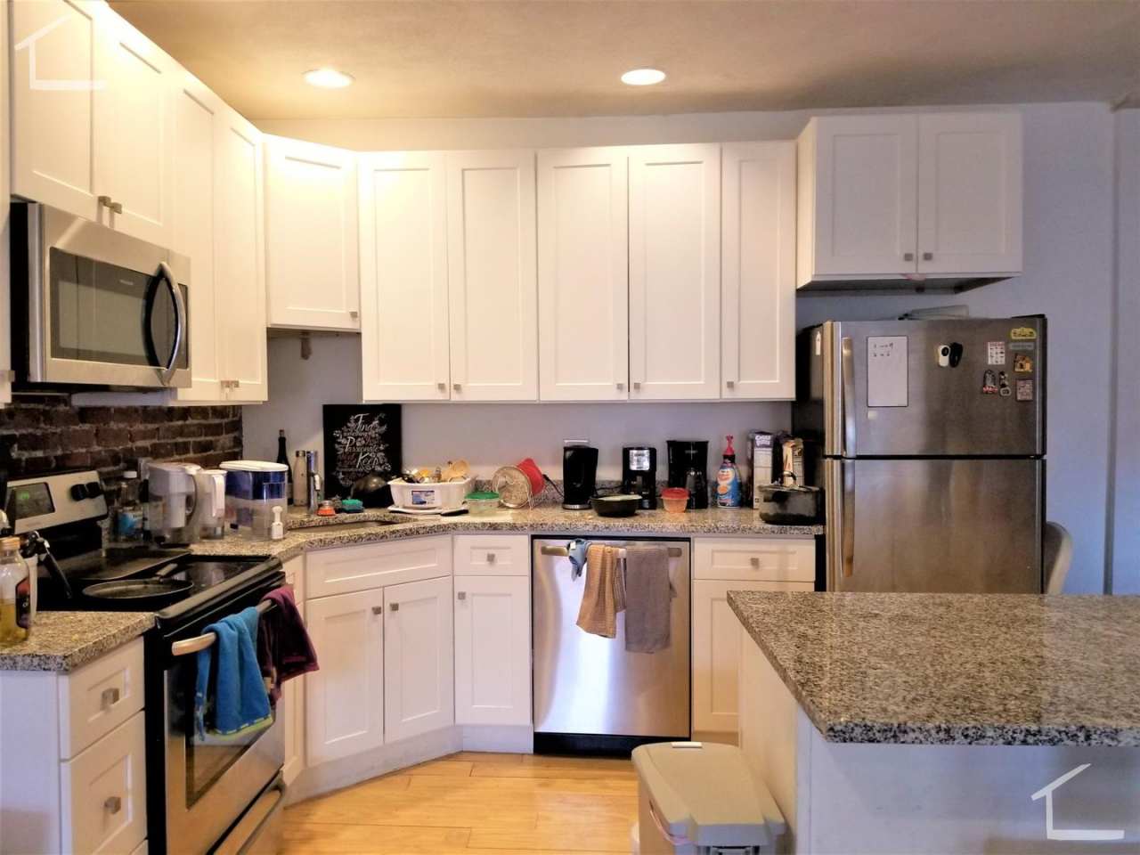 Sunny, top floor unit near Northeastern for the upcoming school year!