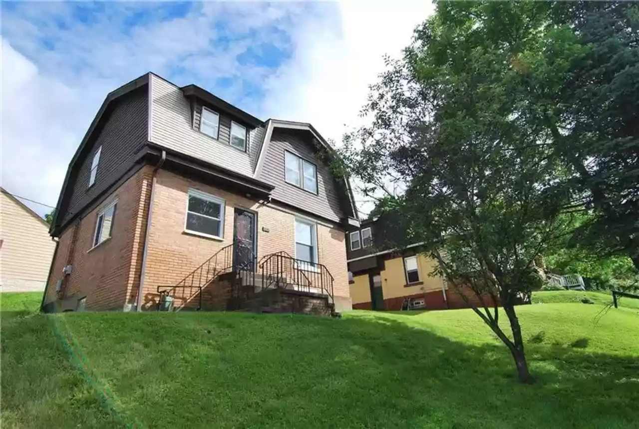 Updated 2 Bed, 1 Bath Home w/ Bonus Room in Castle Shannon - Central Heat  AC, Laundry - Available Now!