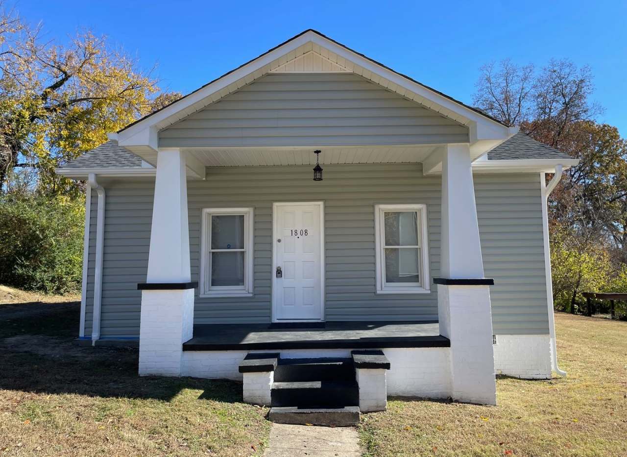 NEWLY RENOVATED 3 BED, 1.5 BATH WITH BONUS ROOM! LOCATED IN HIGH POINT!