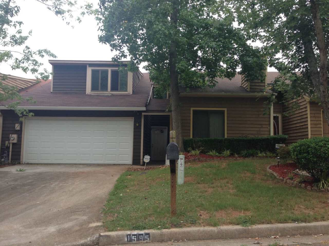 ***BACK ON THE MARKET****LIVING HERE WILL ENVY YOUR FRIENDS! LARGE 3- BEDROOM 2.5 BATH TOWNHOME