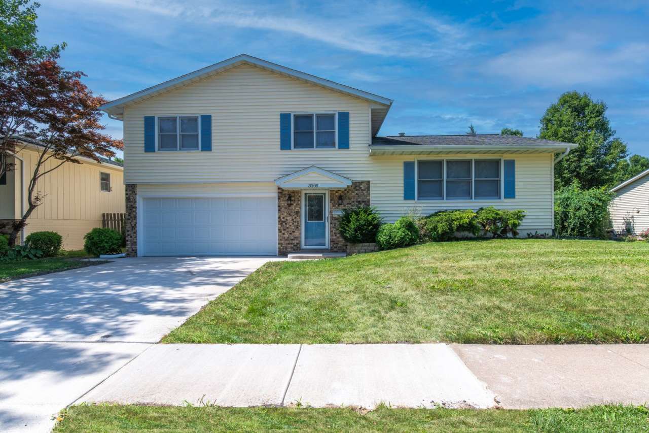 Large Updated 4-Bedroom Home for Rent – Moline