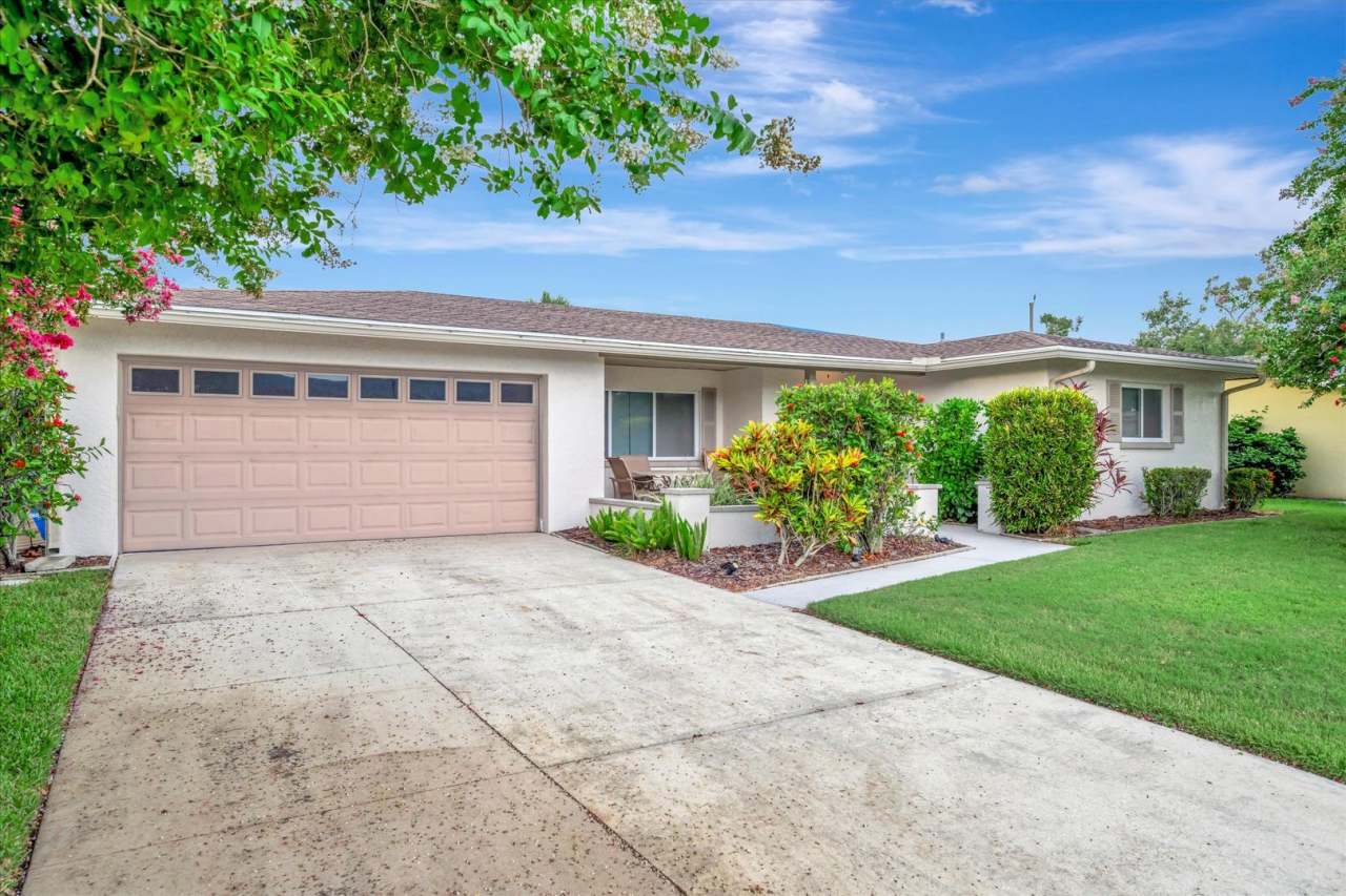 Beautiful 2-Bed / 2 Bath Pool Home in Sarasota, FL.!