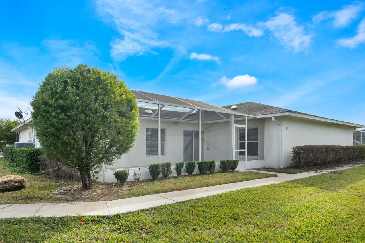 Lovely spacious 3bd/2bath townhouse with screen patio!