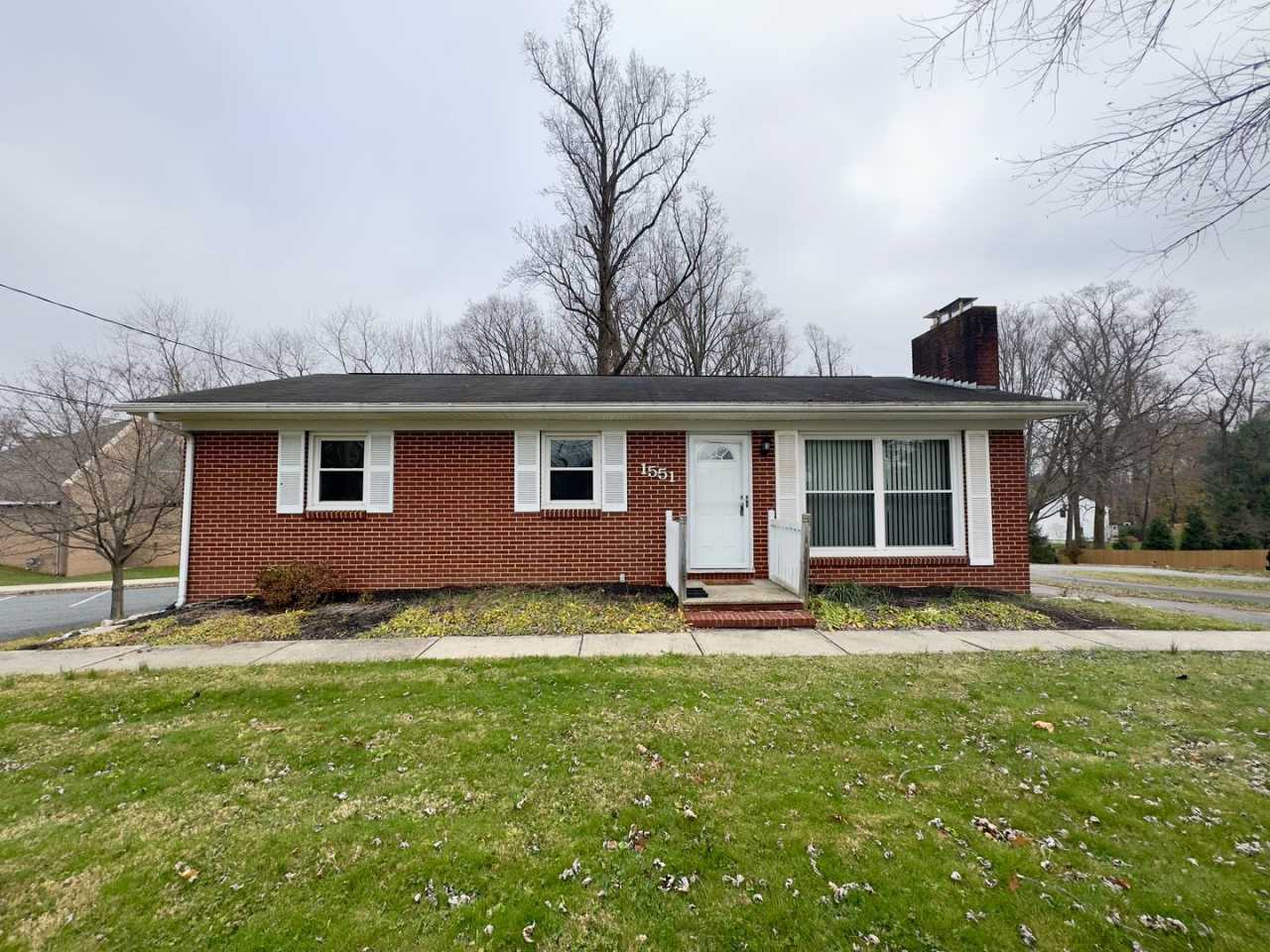 Charming 3Bedroom/2Bathroom Detached Home in Bel Air!