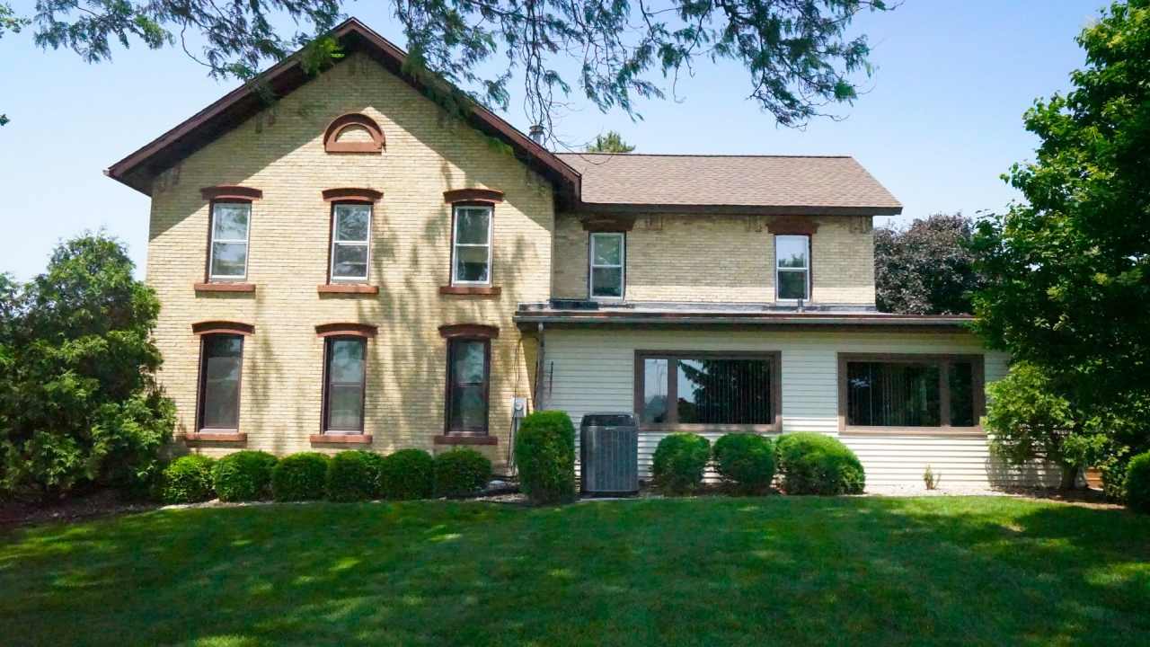 5-Bedroom Farmhouse right outside of Middleton