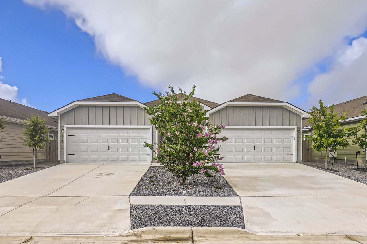 Fabulous 3 bedroom/2 bath duplex w 2 car garage ~ Great location in Seguin! *Navarro ISD*
