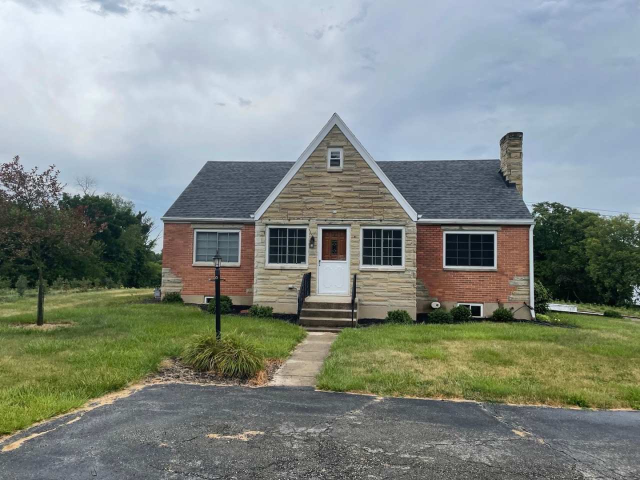 Charming, Cape Cod home in Beavercreek with lots of space