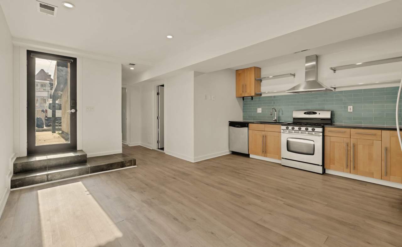 Bright and Spacious Terrace Level 2br in Mt. Pleasant!