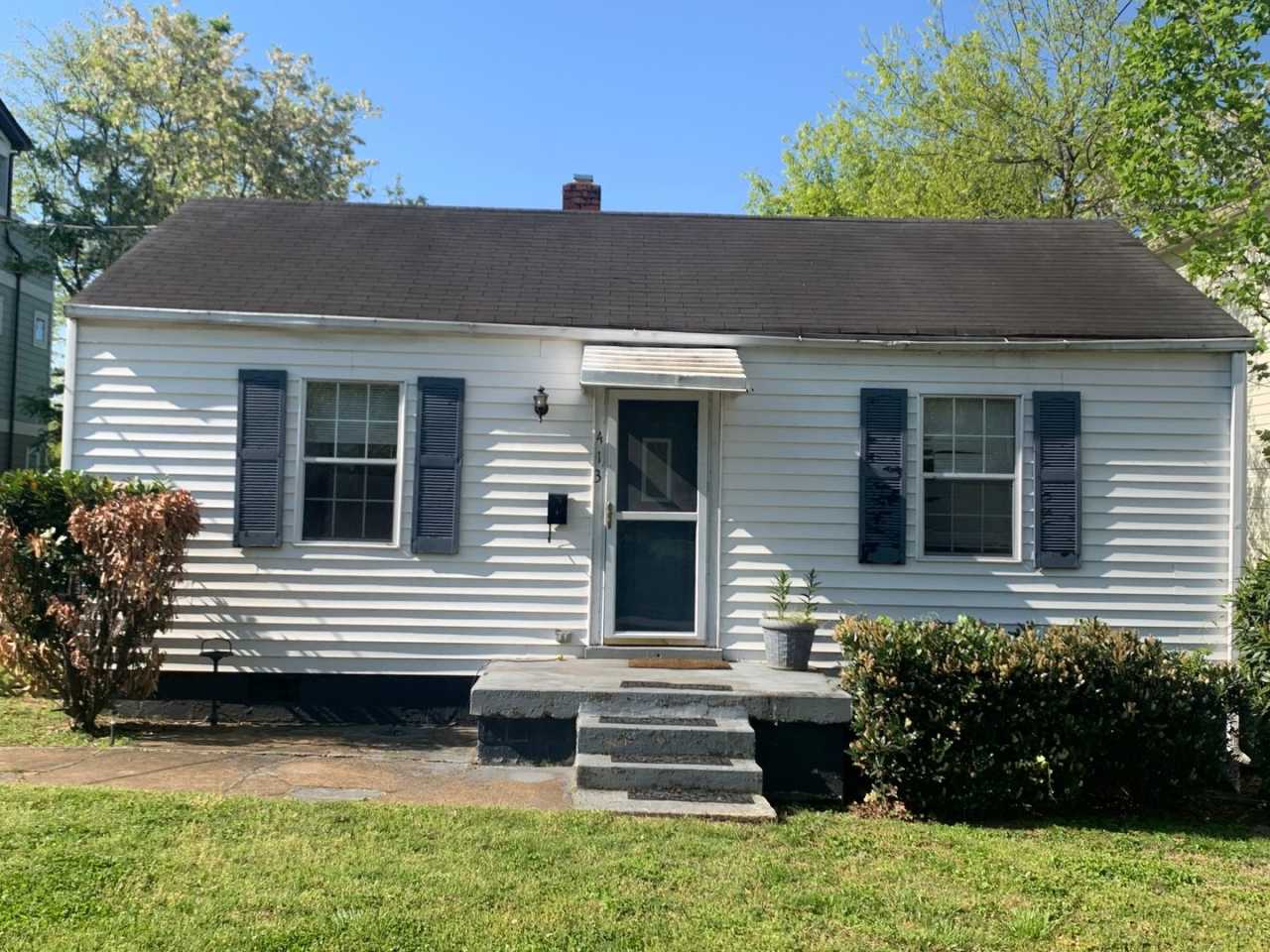 Cozy 2 Bed/ 1 Bath Home with Large Sun Room and Fenced Yard in Sylvan Park, Pet Friendly....