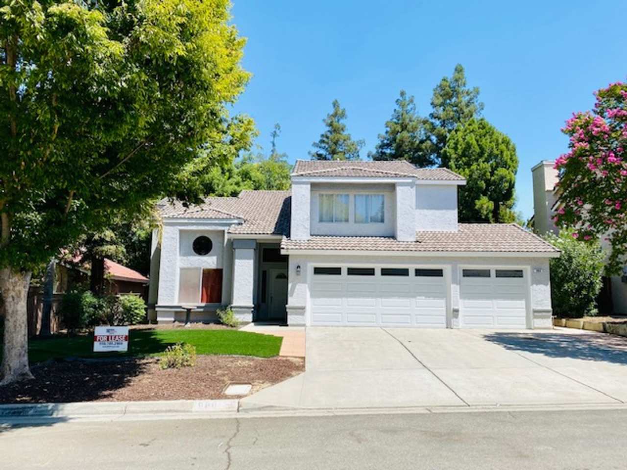 $2,595 Champlain  Perrin, 3 Bedrooms - E. Buckhill Rd, Fresno