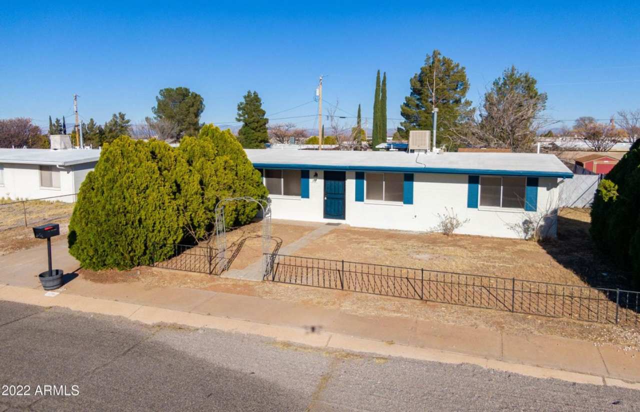 Newly Updated in Huachuca City!!