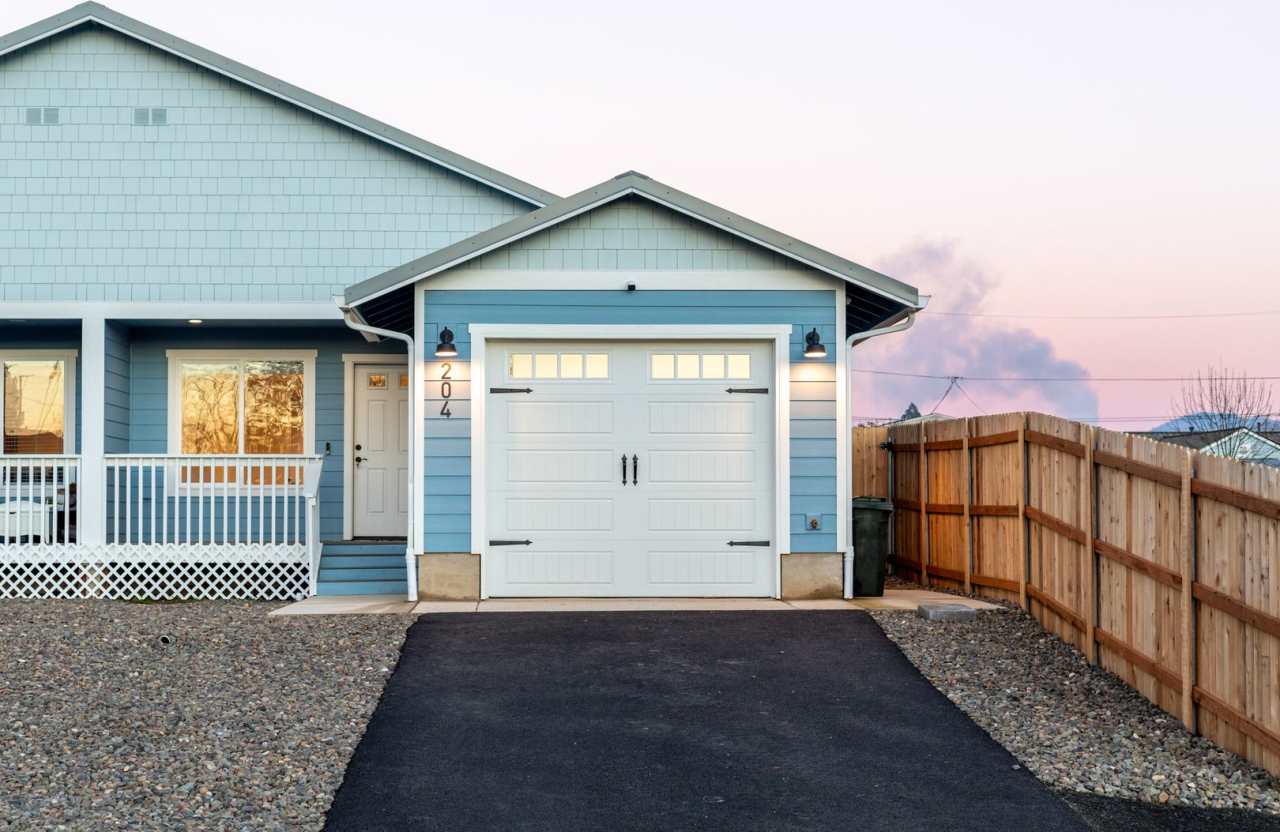 Brand new 3 bedroom 2 bath Sutherlin duplex