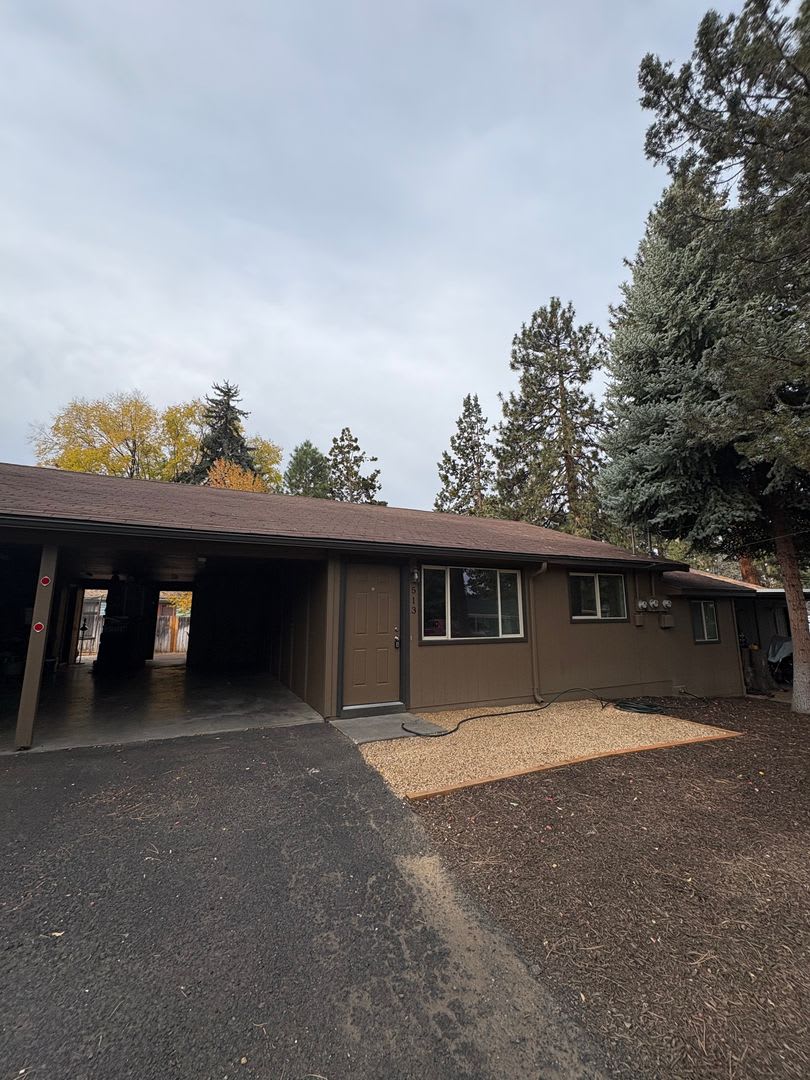 2 Bed/1 Bath Unit Located in SE Bend Triplex