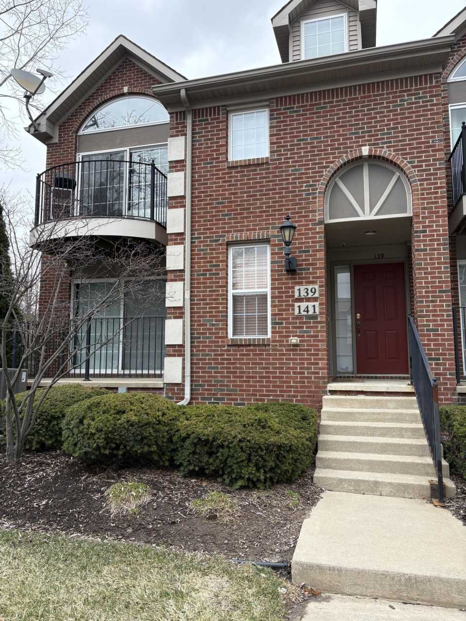 141 W Oakbrook Drive