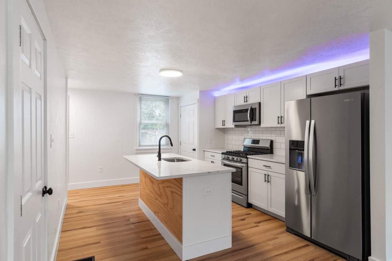 Luxury 3 bed 2 bath, large courtyard, amazing south side flats location!