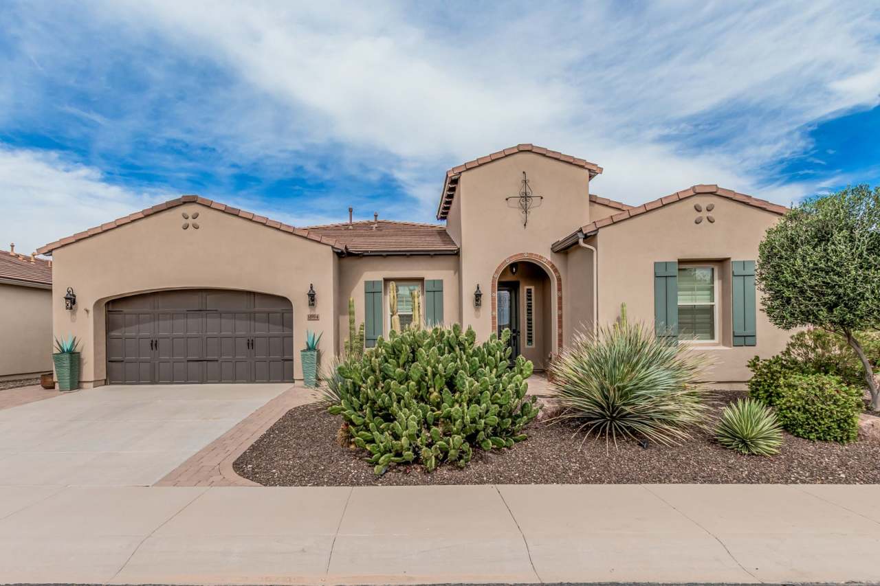 Luxurious 2 Bed, 2.5 Bath Home in Queen Creek with Unique Features  Outdoor Oasis!