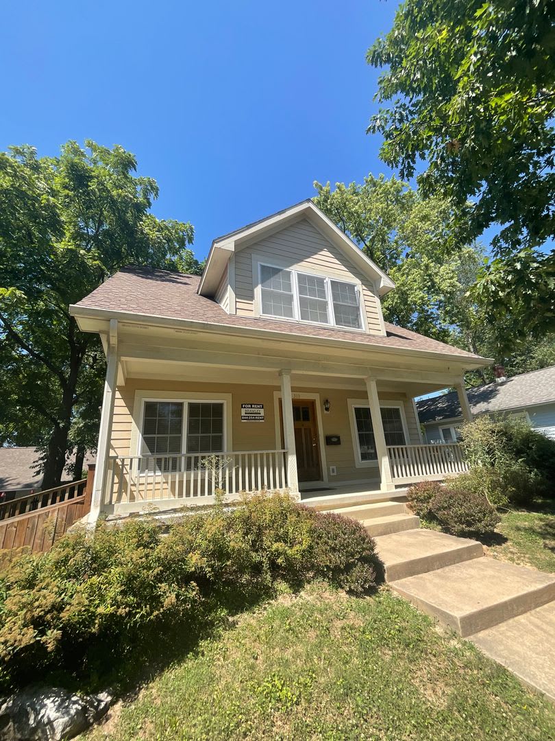 ****AVAILABLE AUGUST 2027**** Large 3 bed, 3 bath House with fenced yard