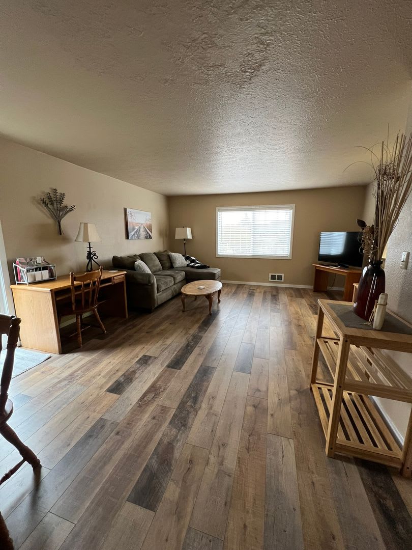 2 Bedroom, 1.5 Bathroom Fully Furnished Apartment - Close to Sky Lakes and Oregon Tech!