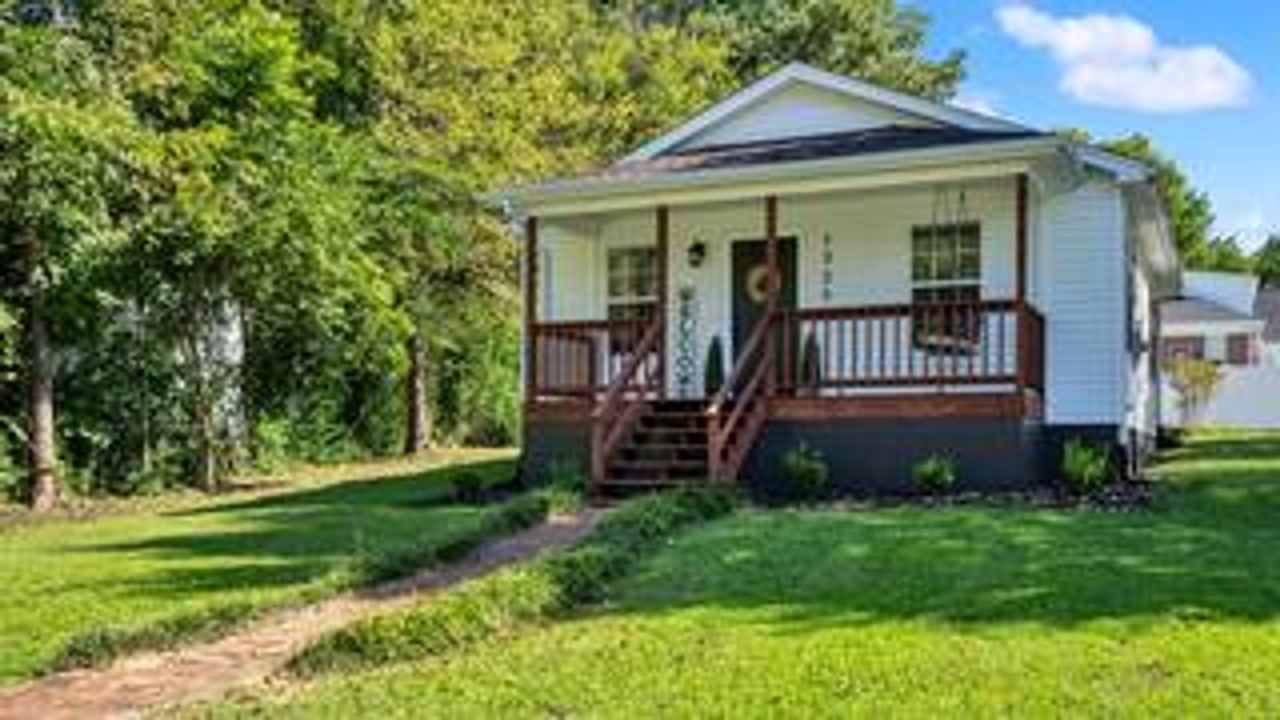 FULLY-FURNISHED ADORABLE COTTAGE-STYLE HOME