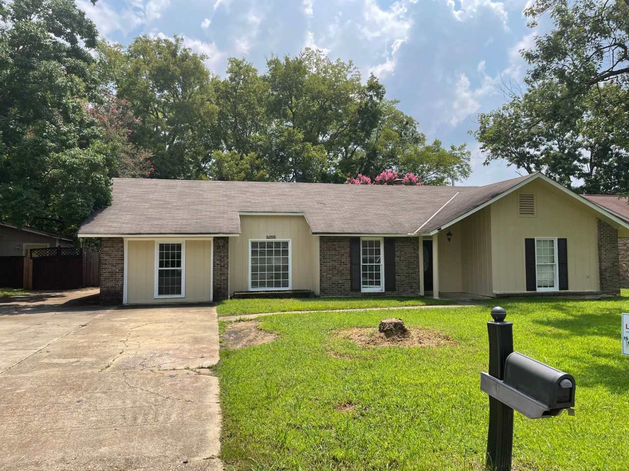 Nice 3/2 with bonus rm in Carriage Hills