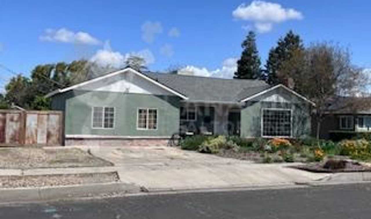 Beautiful 3 bedroom/ 1.5 bathroom home with POOL