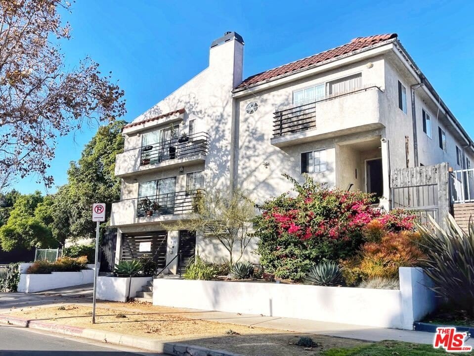 7327 Willoughby Ave